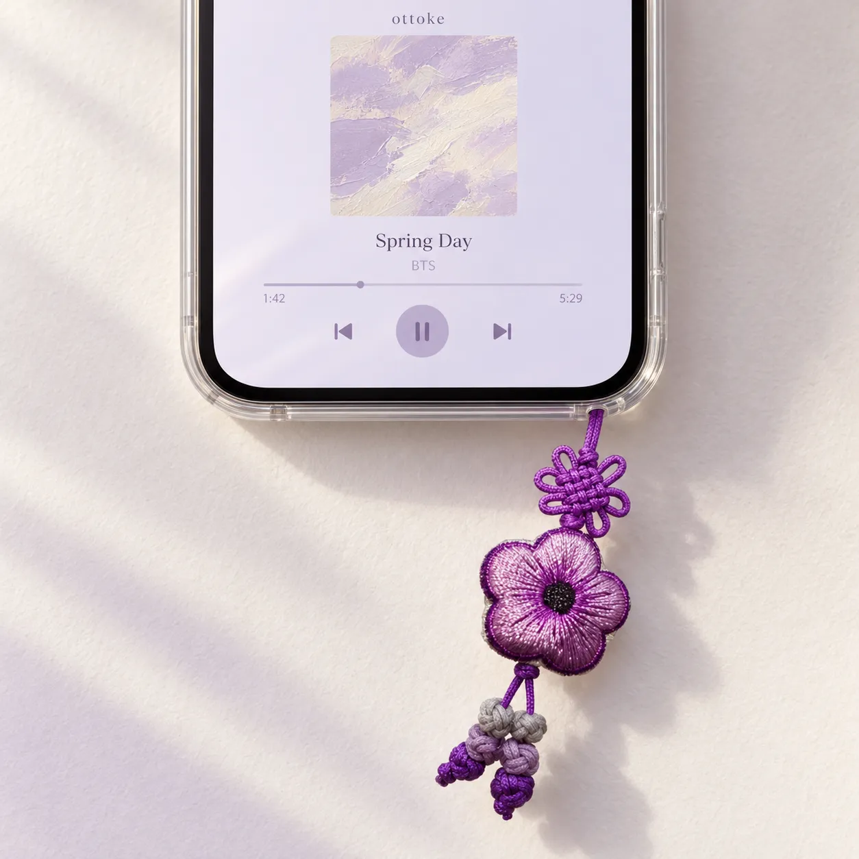 Norigae flor morada en una funda de iPhone con un reproductor de música de Ottoke